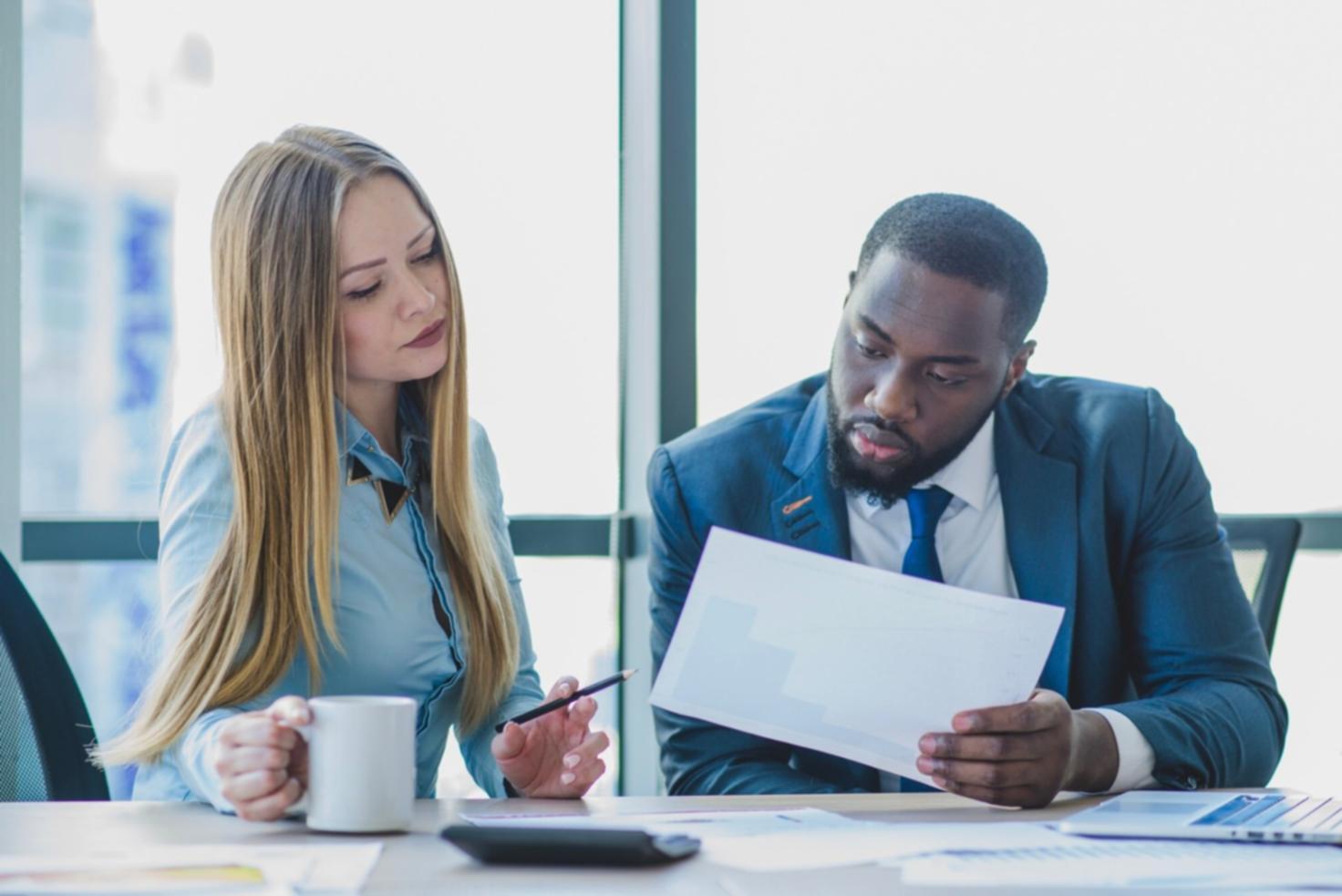 Persona revisando su presupuesto personal con enfoque y determinación